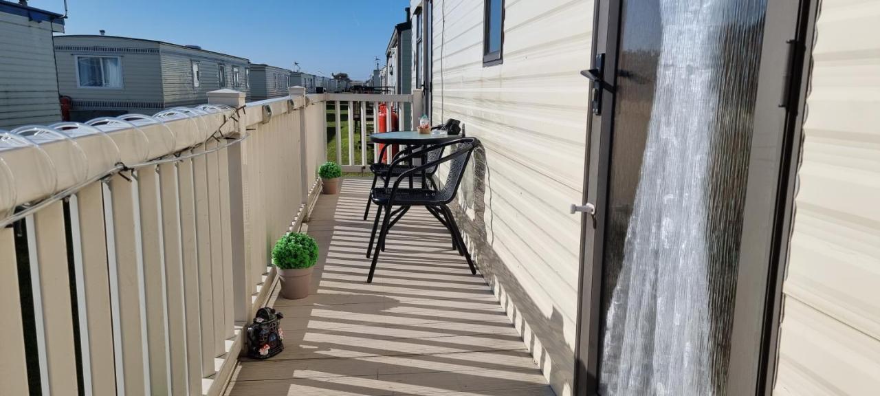 Lovely Caravan At Ingoldmells Just Behind Sealands Apartment Exterior photo