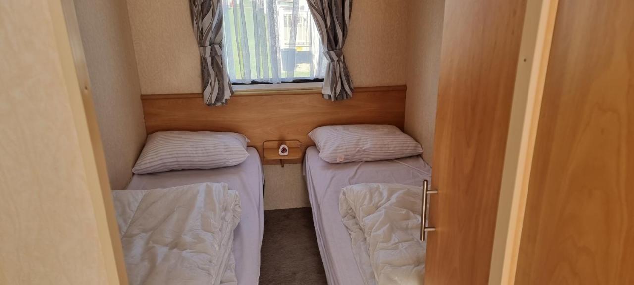 Lovely Caravan At Ingoldmells Just Behind Sealands Apartment Exterior photo
